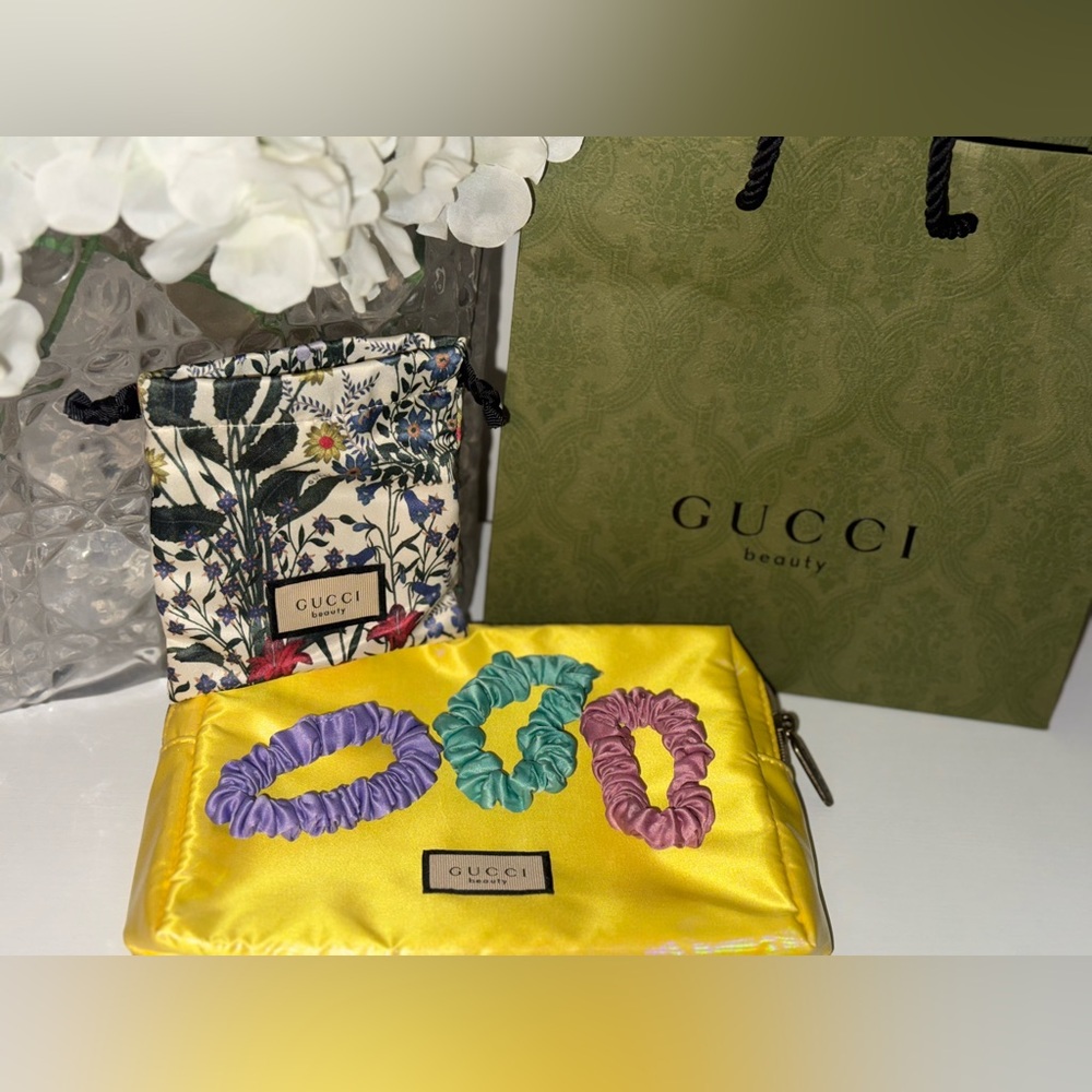 ❌SOLD❌🔥NEW, RARE🔥GUCCI GWP Flora Beauty Pouch and Scrunchies